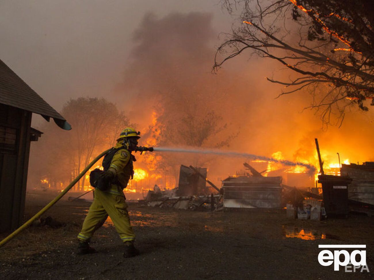 Из-за лесного пожара в Калифорнии эвакуировали около 157 тыс. жителей. Фоторепортаж