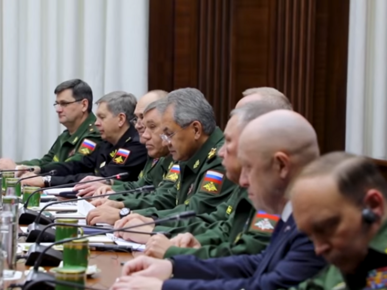 Євген Пригожин (другий праворуч) сидів за переговорним столом неподалік від Сергія Шойгу (в центрі)