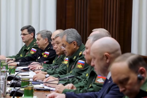 Євген Пригожин (другий праворуч) сидів за переговорним столом неподалік від Сергія Шойгу (в центрі)