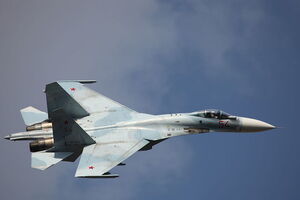 На открытых стоянках аэродрома Бельбек находится 16 самолетов Су-27 различной модификации