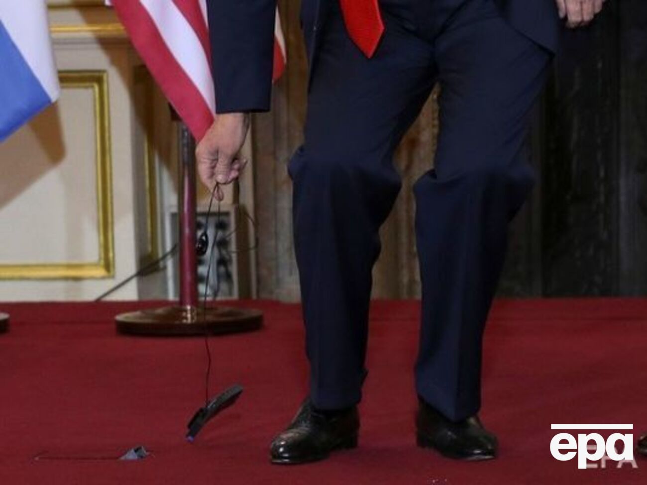 Трамп снял свой наушник