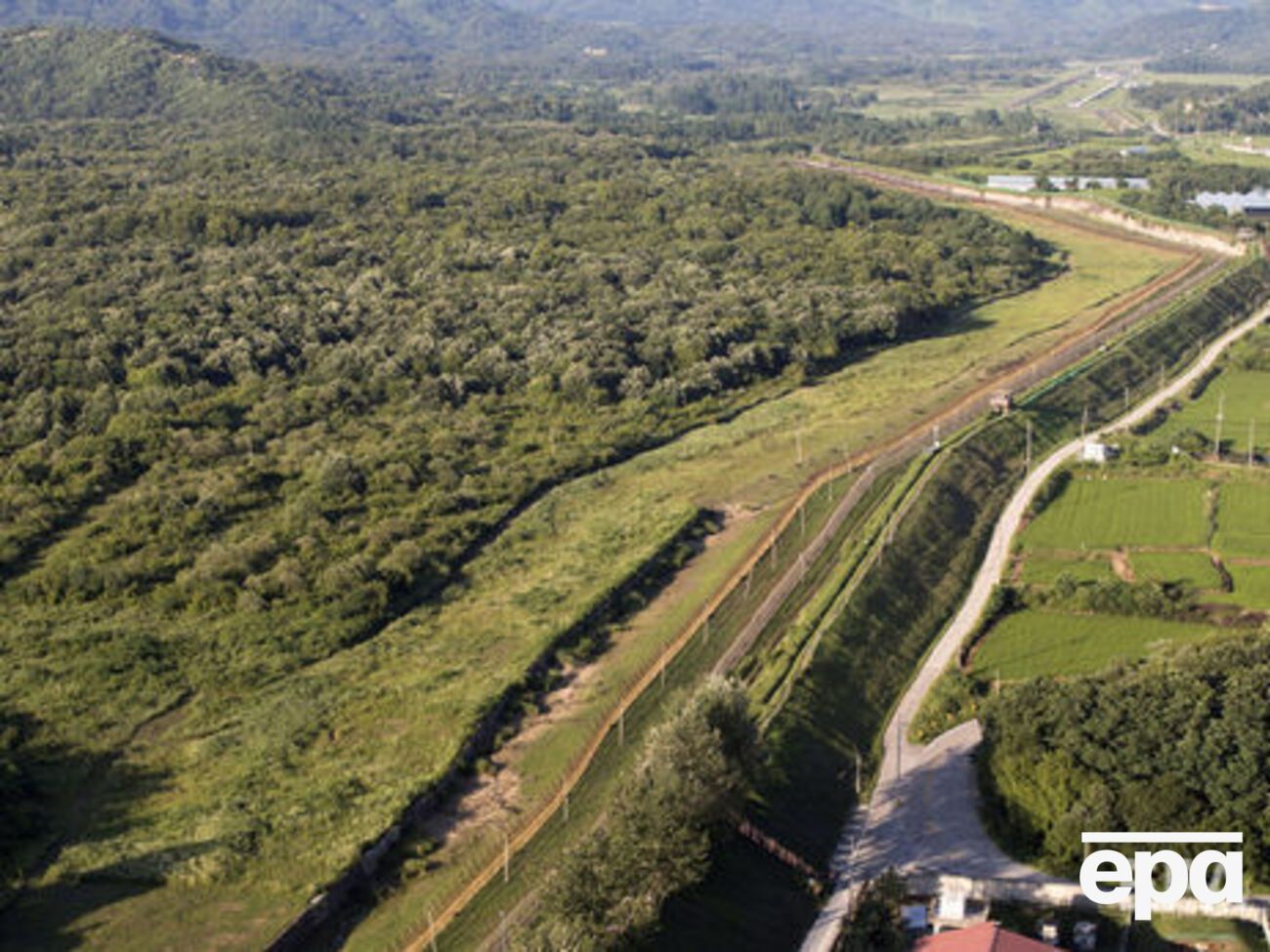 9 ноября стало известно, что Южная и Северная Корея демонтируют наблюдательные пункты, расположенные в демилитаризованной зоне