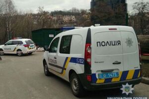 Поліція звільнила заручницю після того, як виламала двері