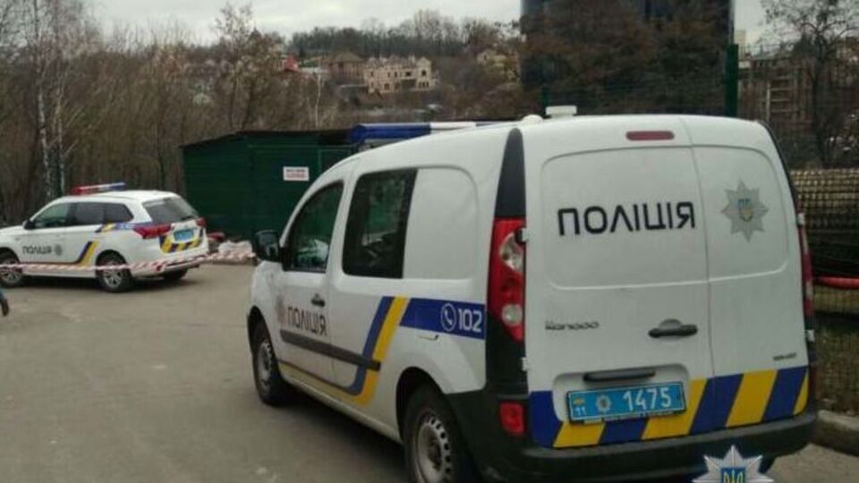 Поліція звільнила заручницю після того, як виламала двері