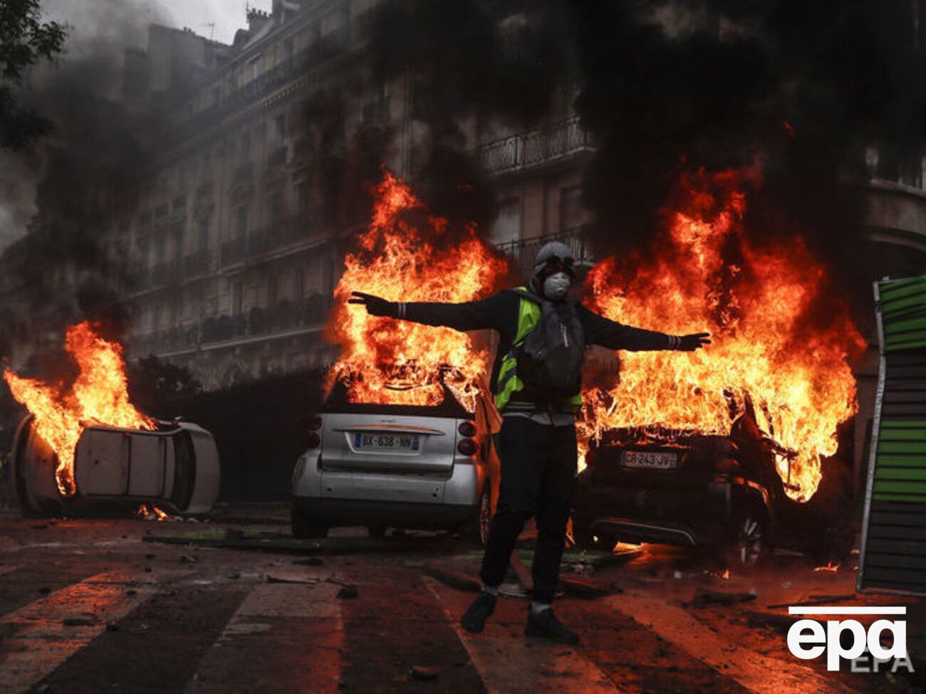 Протестующие в Париже поджигали автомобили