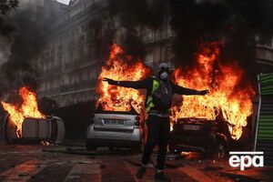 Протестующие в Париже поджигали автомобили