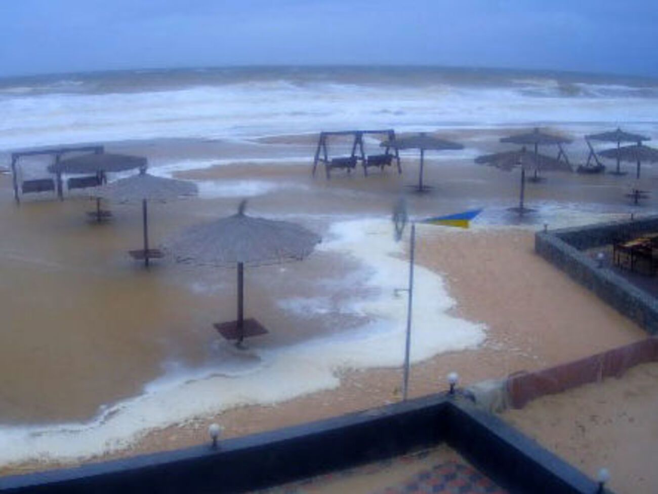 Через шторм в Азовському морі піднявся рівень води