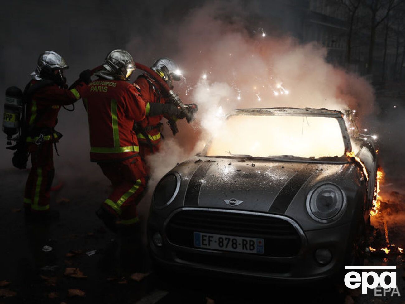 Макрон заявил, что участники беспорядков в Париже не хотят решить проблему, а хотят посеять хаос