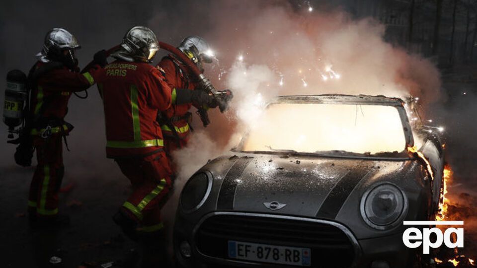 Макрон заявил, что участники беспорядков в Париже не хотят решить проблему, а хотят посеять хаос