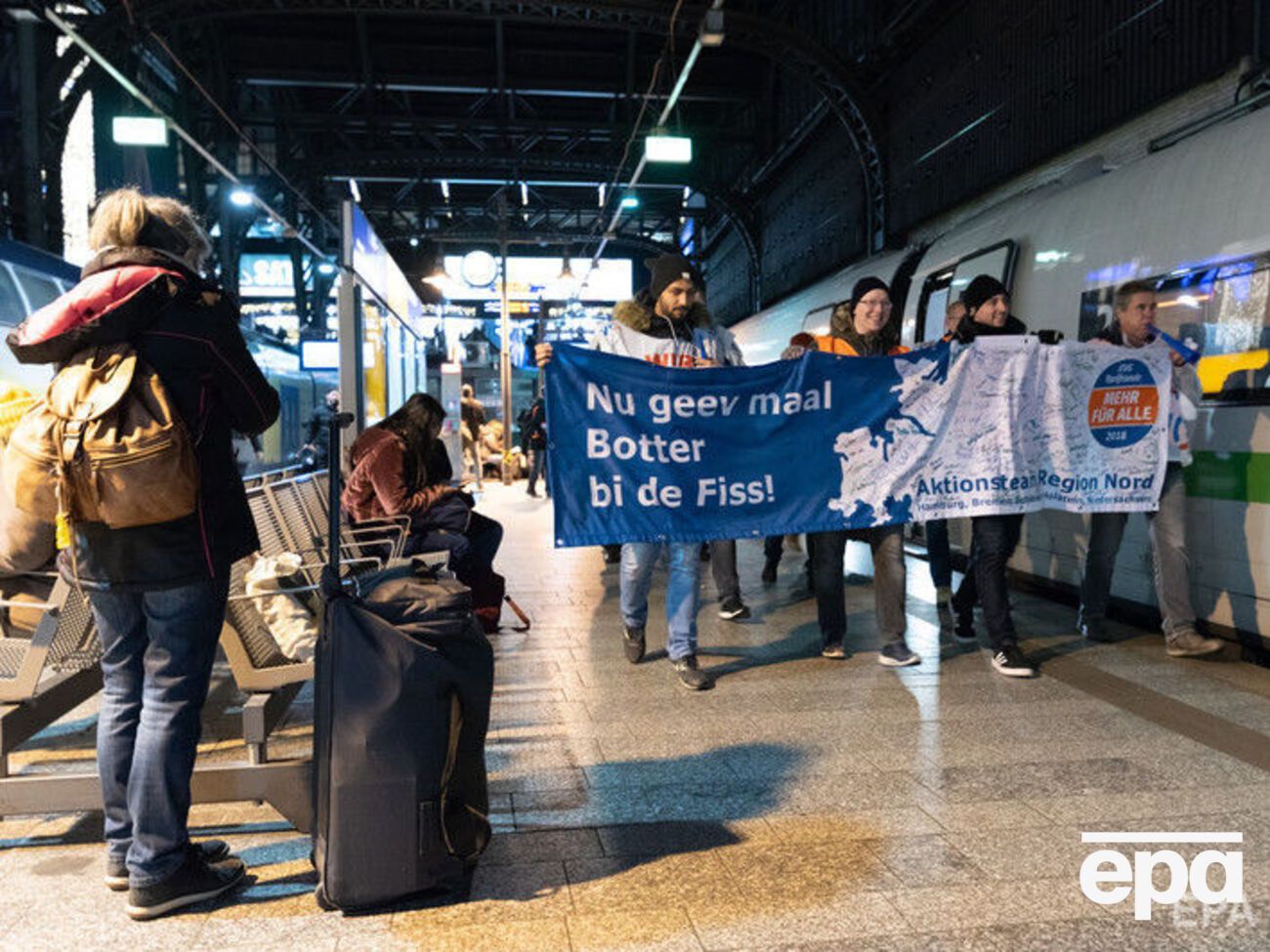 В Берлине, Франкфурте, Мюнхене и других столицах федеральных земель местный трафик почти полностью остановлен