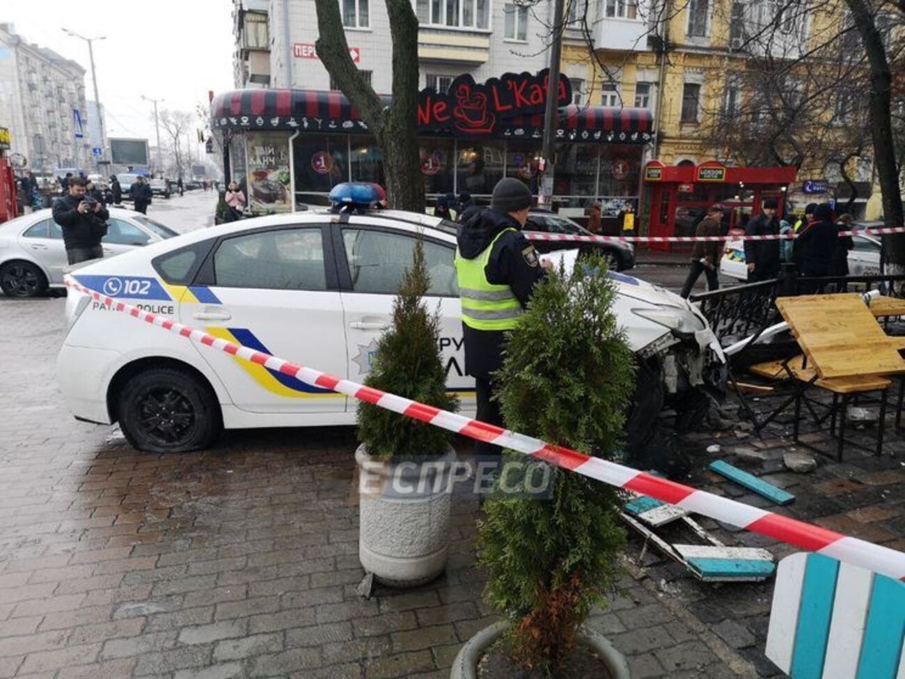 Полицейские на автомобиле Toyota Prius врезались в кафе "Бинокль"