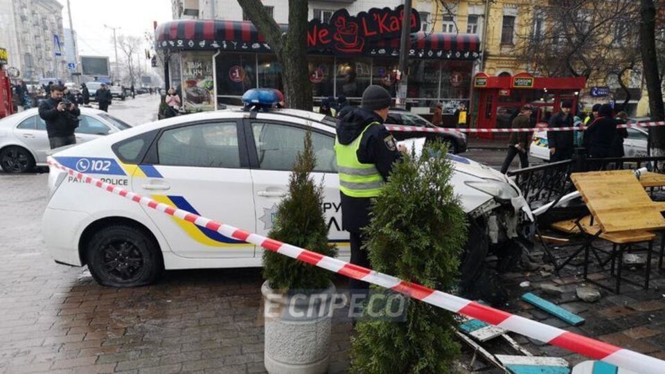 Полицейские на автомобиле Toyota Prius врезались в кафе "Бинокль"