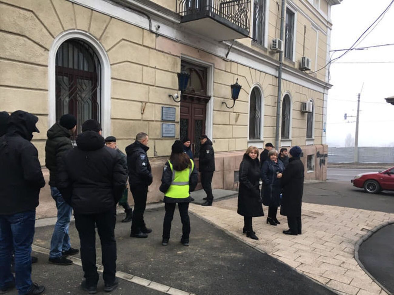 В ректорате ОНМедУ закрылись работники исполнительной службы и бойцы частной охранной фирмы