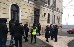 В ректорате ОНМедУ закрылись работники исполнительной службы и бойцы частной охранной фирмы