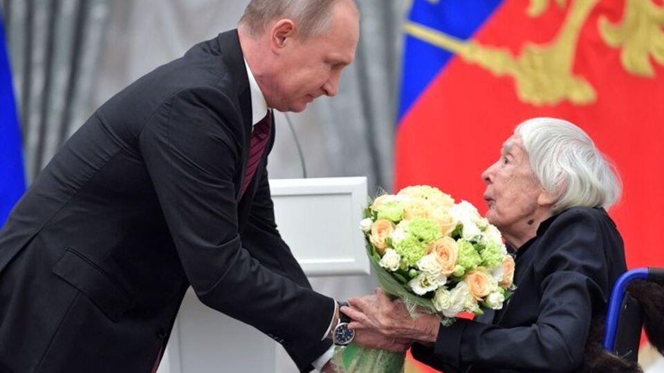 Путин вручал Алексеевой премию за правозащитную деятельность
