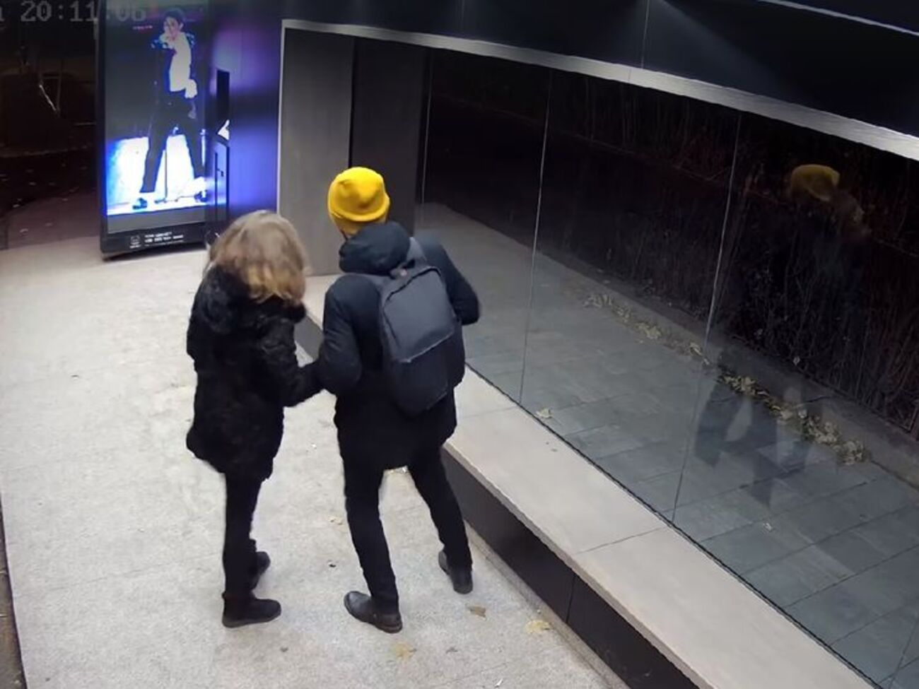 Пара танцевала на автобусной остановке