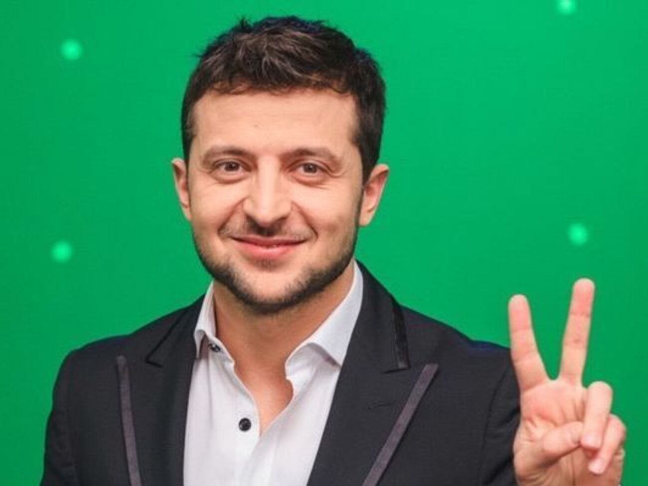 Во втором туре, по данным КМИС, Зеленский побеждает и Порошенко, и Тимошенко