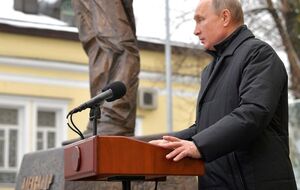 Путин присутствовал на открытии памятника Солженицыну в Москве