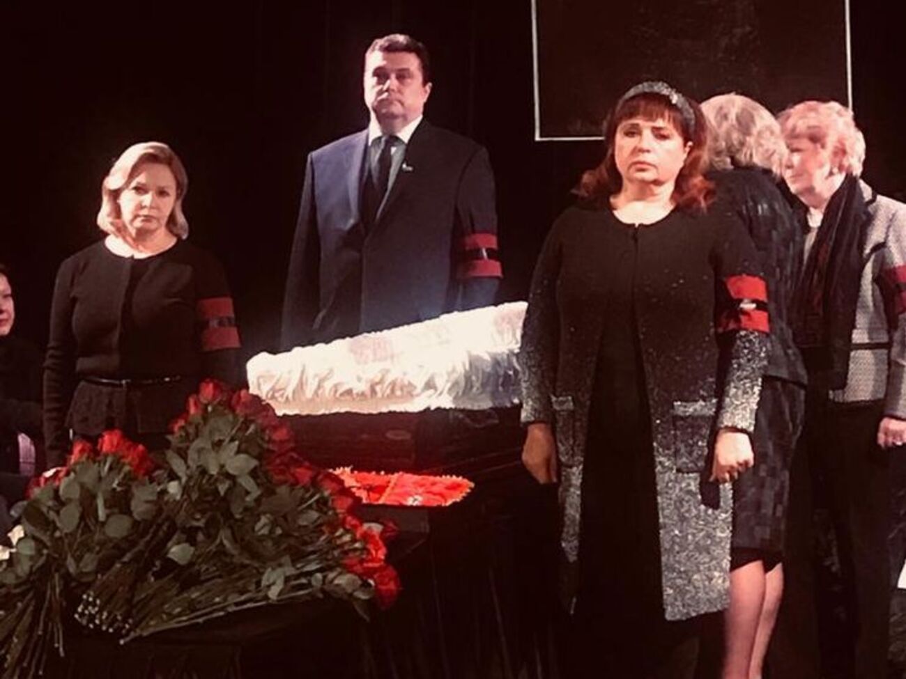 Карпачева (спереди справа): Личный вклад Алексеевой в защиту прав человека на постсоветском пространстве бесценен. Ее уход – огромная потеря