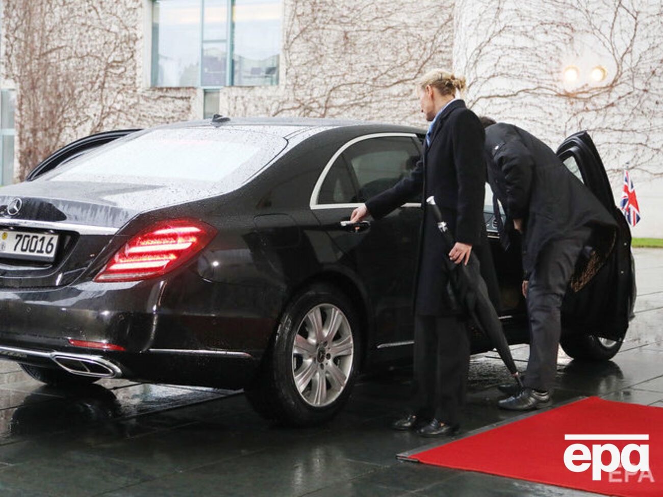 У Mercedes британського прем'єра заклинило ручку дверей