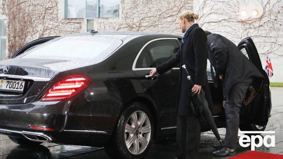 В Mercedes британского премьера заклинило ручку двери