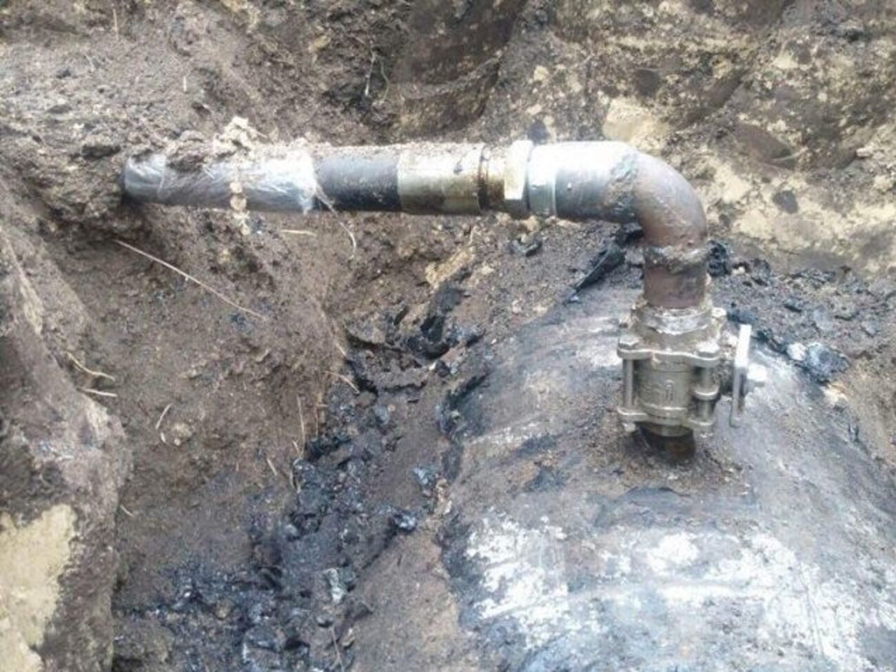 Зловмисники прикріпили до нафтопроводу 40-метровий шланг із регулювальним краном для зливу