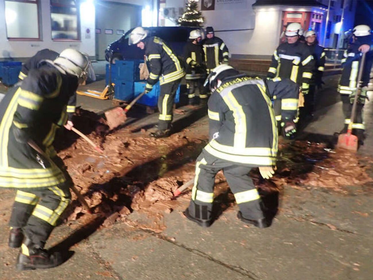 На улицу немецкого города Вестеннен вылилась тонна молочного шоколада