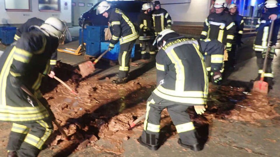 На улицу немецкого города Вестеннен вылилась тонна молочного шоколада