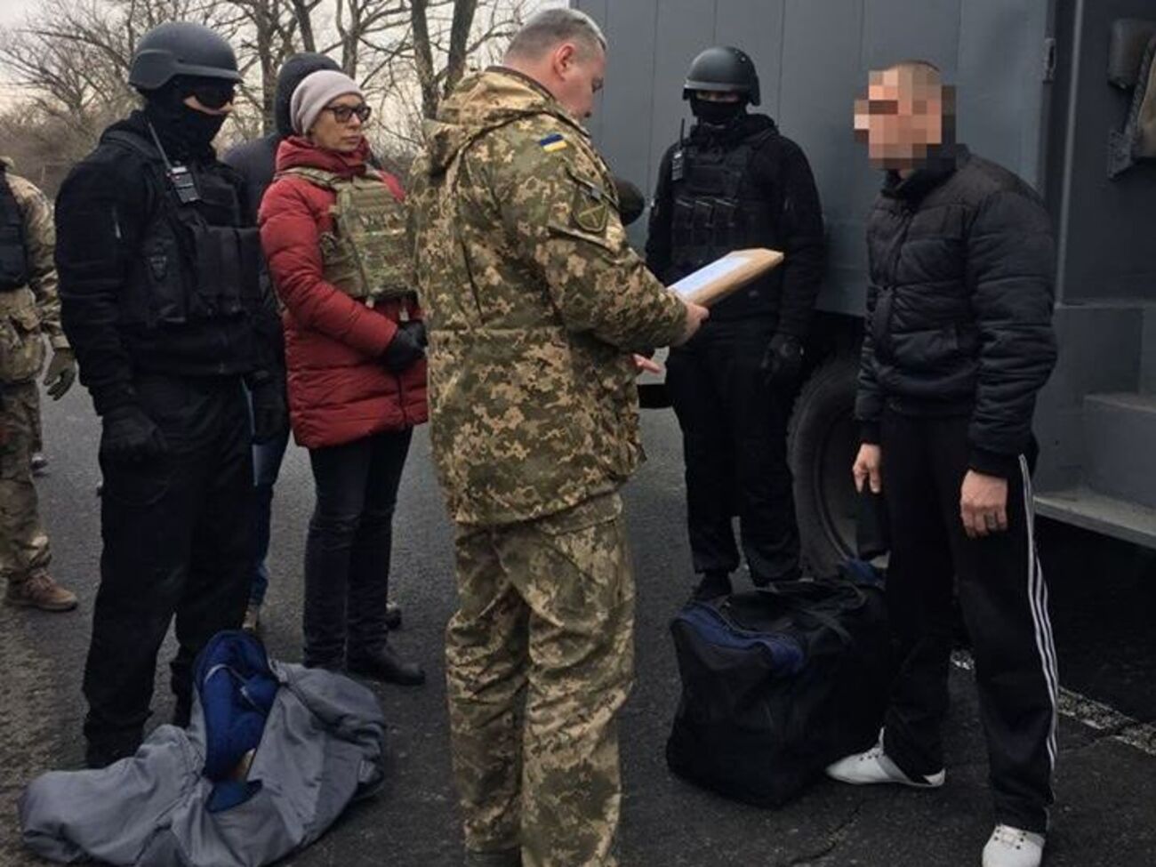 Денисова отметила, что передача заключенных состоялась на КПВВ "Новотроицкое"