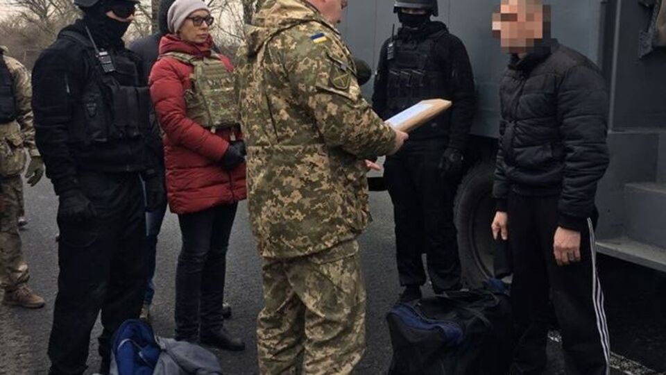 Денисова отметила, что передача заключенных состоялась на КПВВ "Новотроицкое"