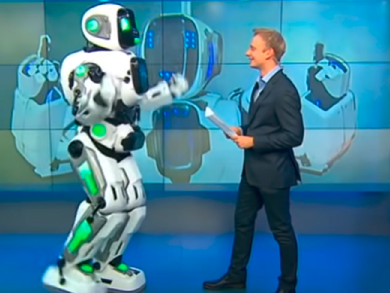 Аниматора в костюме "Робот Алеша" пригласили в студию канала