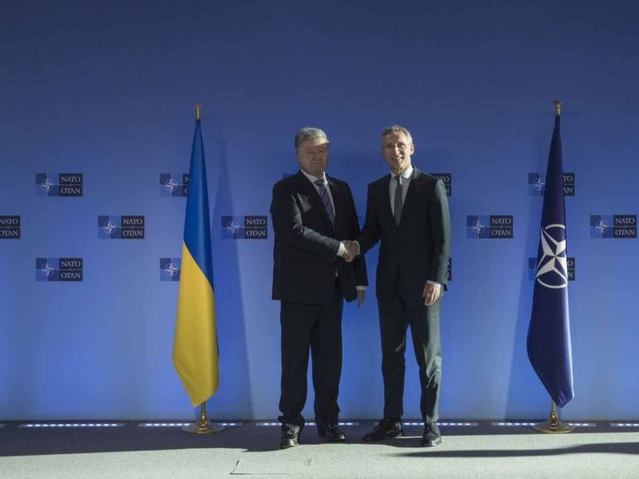 Столтенберг заявил Порошенко, что НАТО до конца года предоставит оборудование для защищенной связи для украинских военных