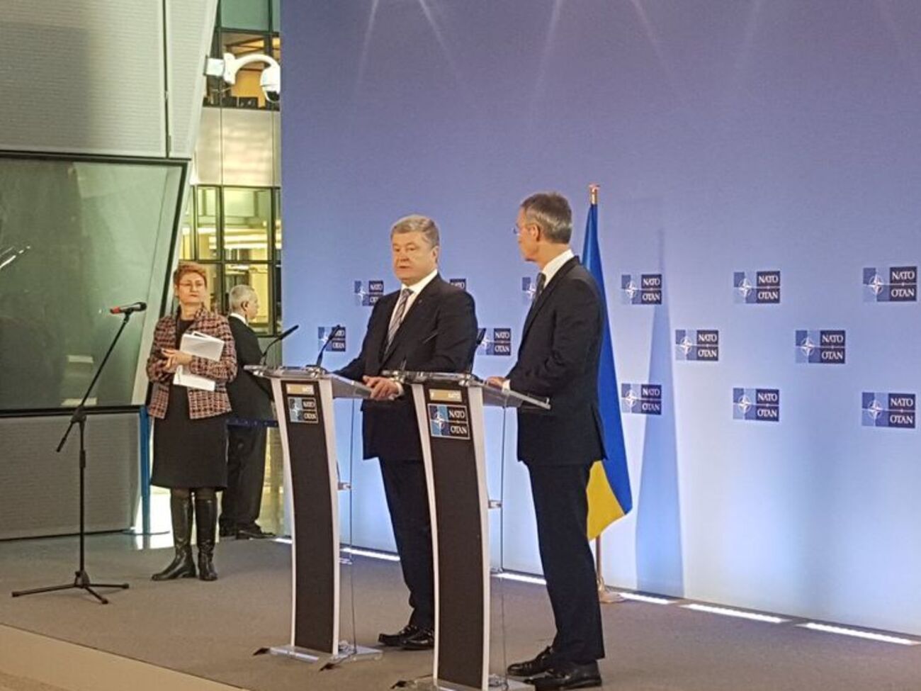 Порошенко зустрівся зі Столтенбергом 13 грудня