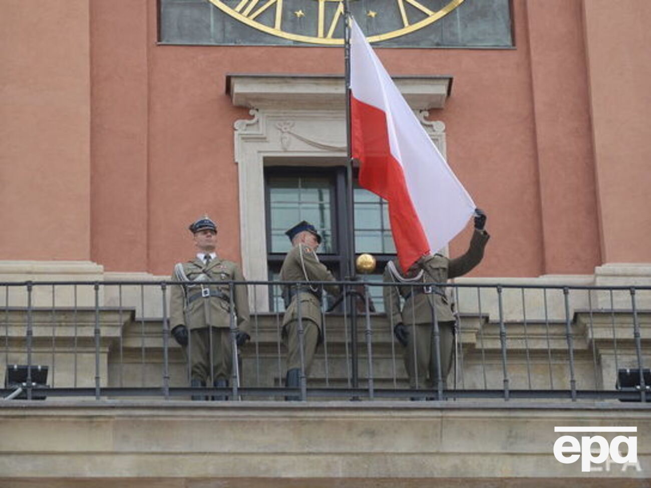 Если иностранцы хотят остаться в Польше на длительный период, они представляют в воеводские управления ходатайства о выдаче разрешения на проживание, чаще всего временного