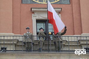 Если иностранцы хотят остаться в Польше на длительный период, они представляют в воеводские управления ходатайства о выдаче разрешения на проживание, чаще всего временного