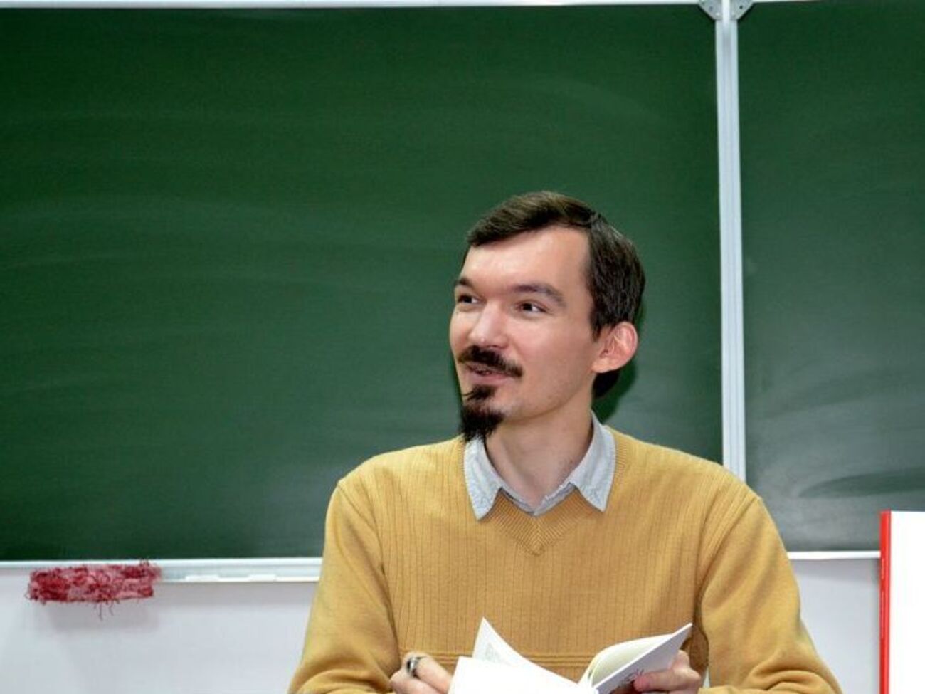 Коломиец считает, что в настоящее время внутренней угрозой являются не праворадикалы, а "разнообразные популисты"