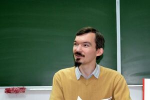 Коломиец считает, что в настоящее время внутренней угрозой являются не праворадикалы, а "разнообразные популисты"