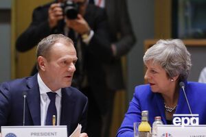 За словами Туска, Мей попросила додаткових гарантій, які, на її думку, полегшать ратифікацію в Палаті громад