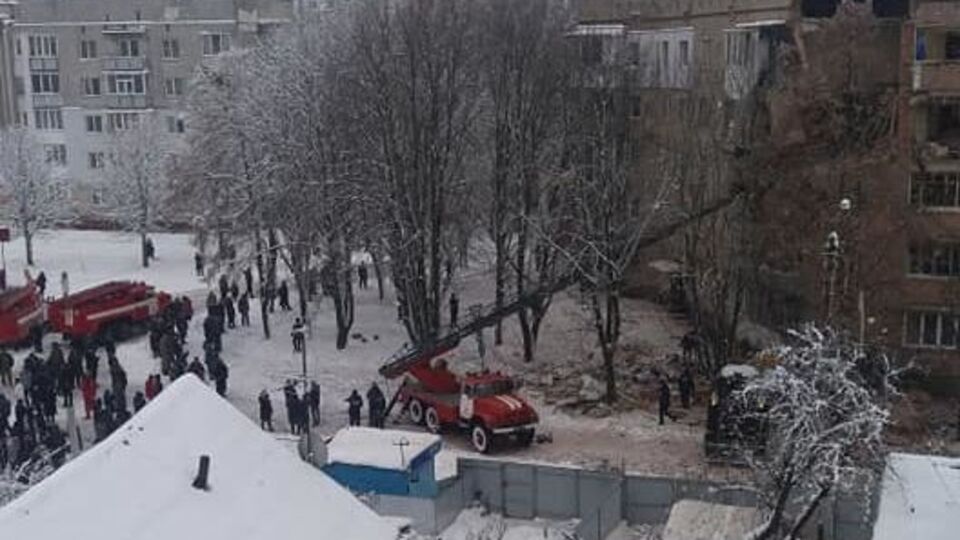 Пожежна техніка працює на місці обвалу