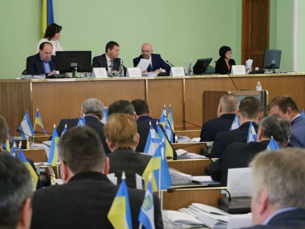 Згідно зі ст. 10 Конституції, державною мовою в Україні є українська