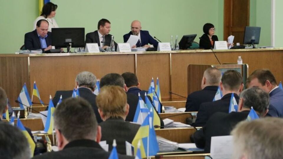Згідно зі ст. 10 Конституції, державною мовою в Україні є українська