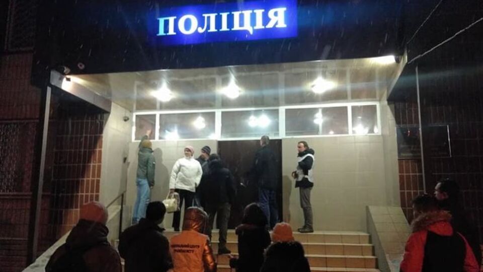 Националистов отвезли в Деснянское отделение полиции
