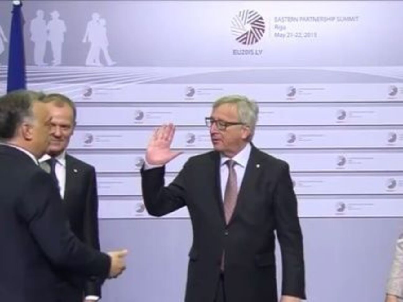 У 2015 році на полях саміту в Ризі Юнкер дав Орбану жартівливого ляпаса