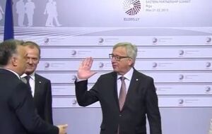 У 2015 році на полях саміту в Ризі Юнкер дав Орбану жартівливого ляпаса