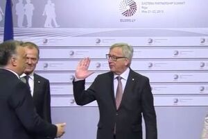 У 2015 році на полях саміту в Ризі Юнкер дав Орбану жартівливого ляпаса