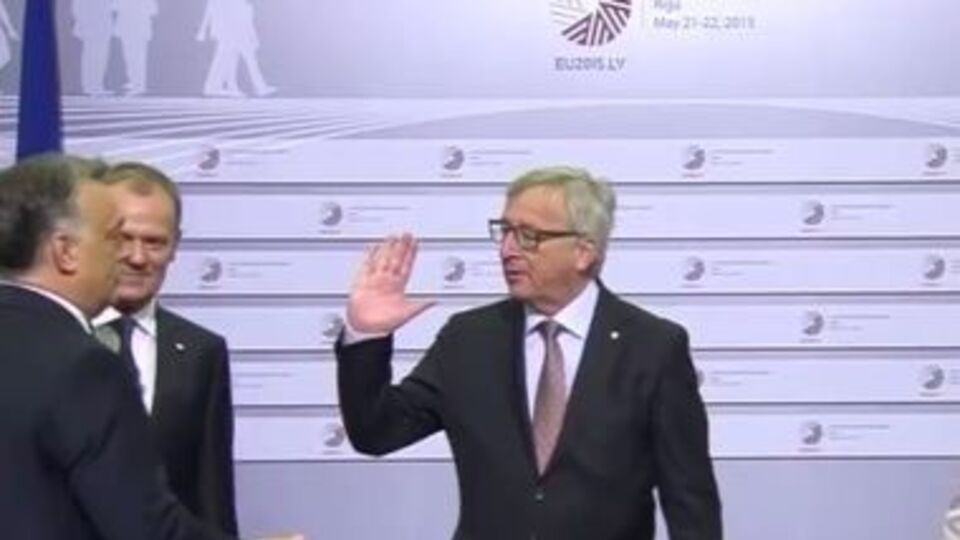 У 2015 році на полях саміту в Ризі Юнкер дав Орбану жартівливого ляпаса