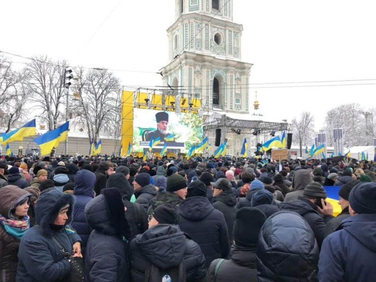 Возле Софийского собора собрались тысячи граждан