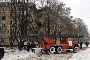 Попередньо встановлено, що причина вибуху пов'язана з витоком газу у квартирі на четвертому поверсі