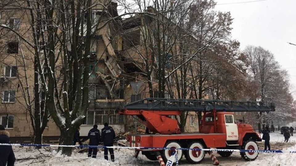Попередньо встановлено, що причина вибуху пов'язана з витоком газу у квартирі на четвертому поверсі