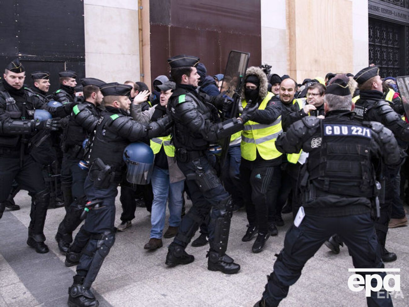 У Парижі сталися сутички між протестувальниками і поліцією
